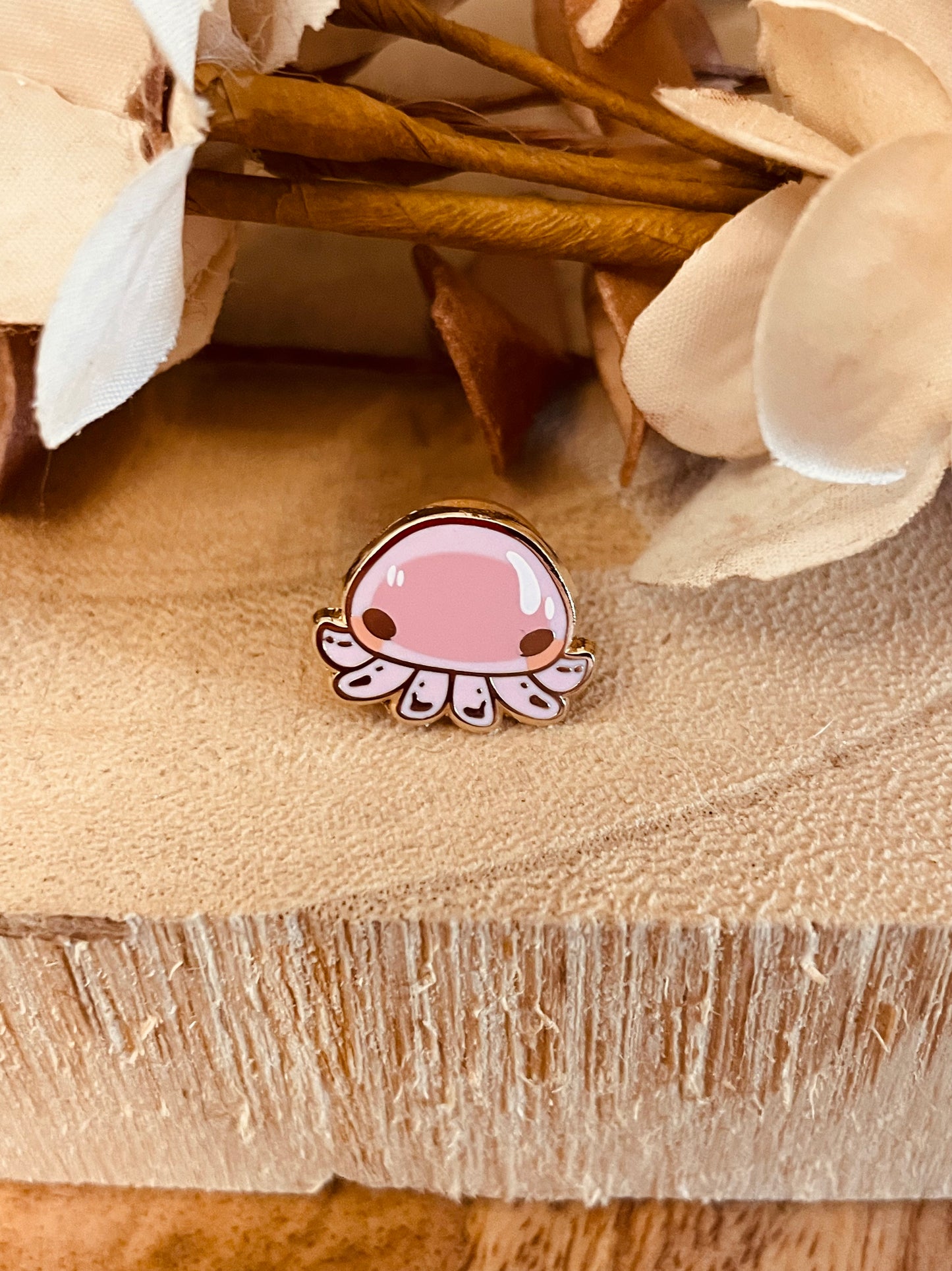 Medusina 1 rosa enamel pin